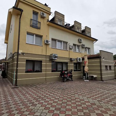 Hotel Vila Sunce Стара Пазова Екстериор снимка