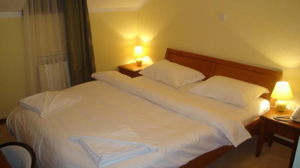 Hotel Vila Sunce Стара Пазова Екстериор снимка