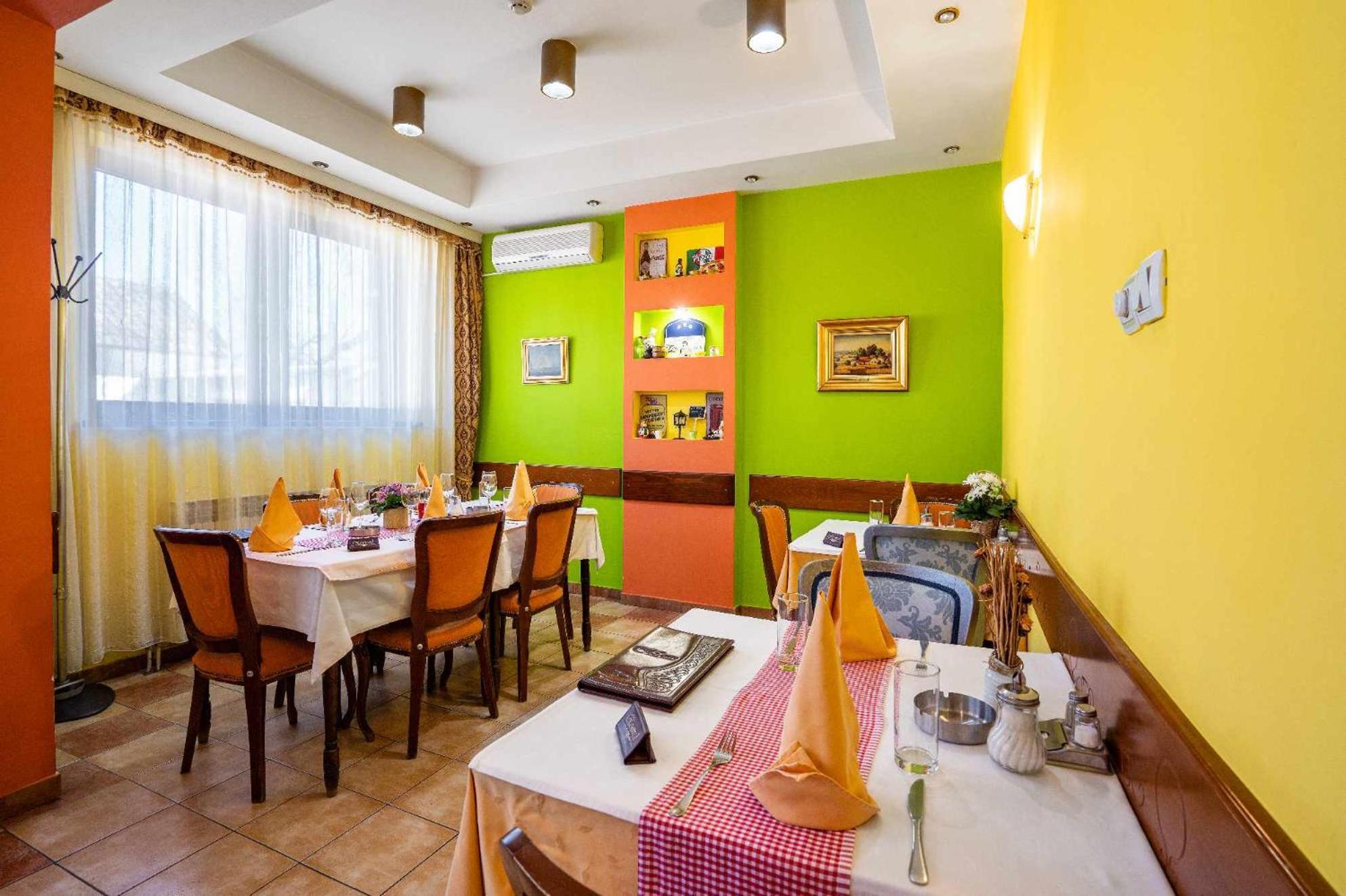 Hotel Vila Sunce Стара Пазова Екстериор снимка