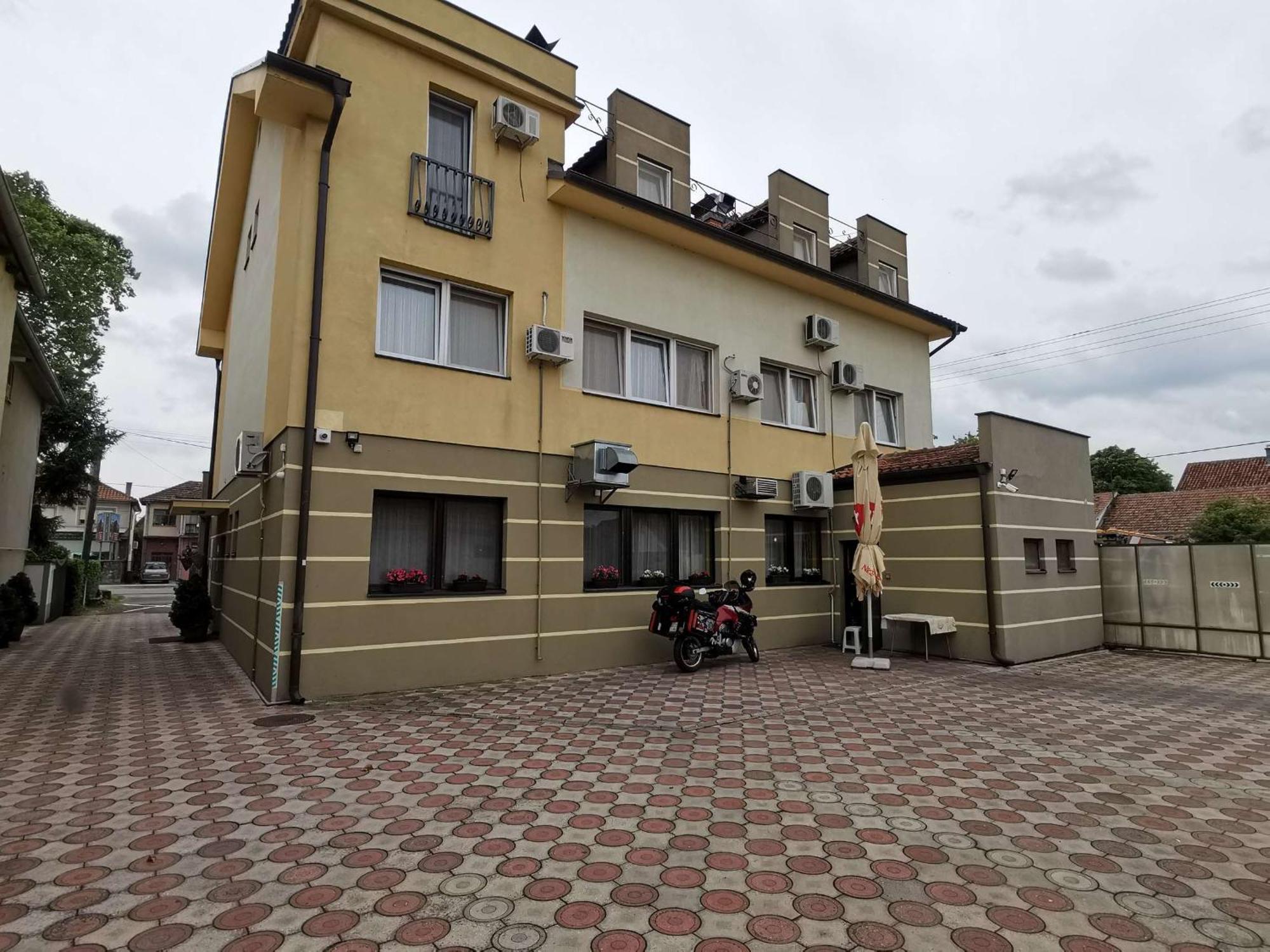 Hotel Vila Sunce Стара Пазова Екстериор снимка