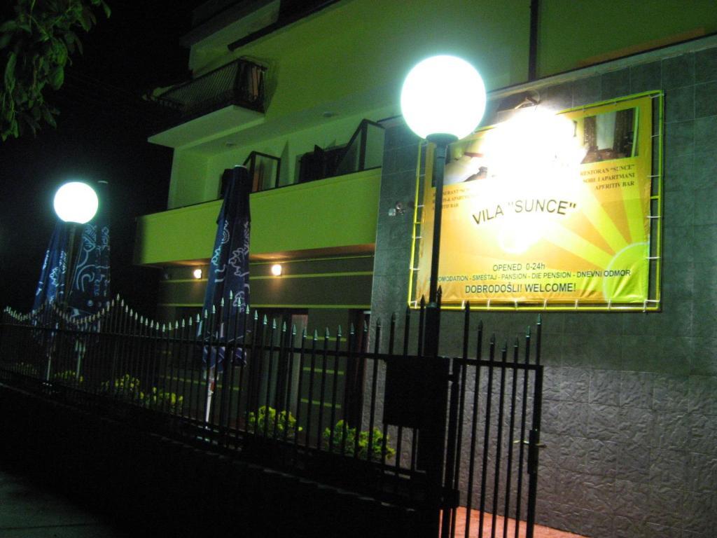 Hotel Vila Sunce Стара Пазова Екстериор снимка