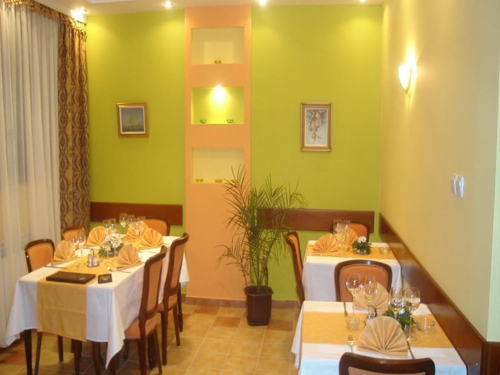 Hotel Vila Sunce Стара Пазова Екстериор снимка