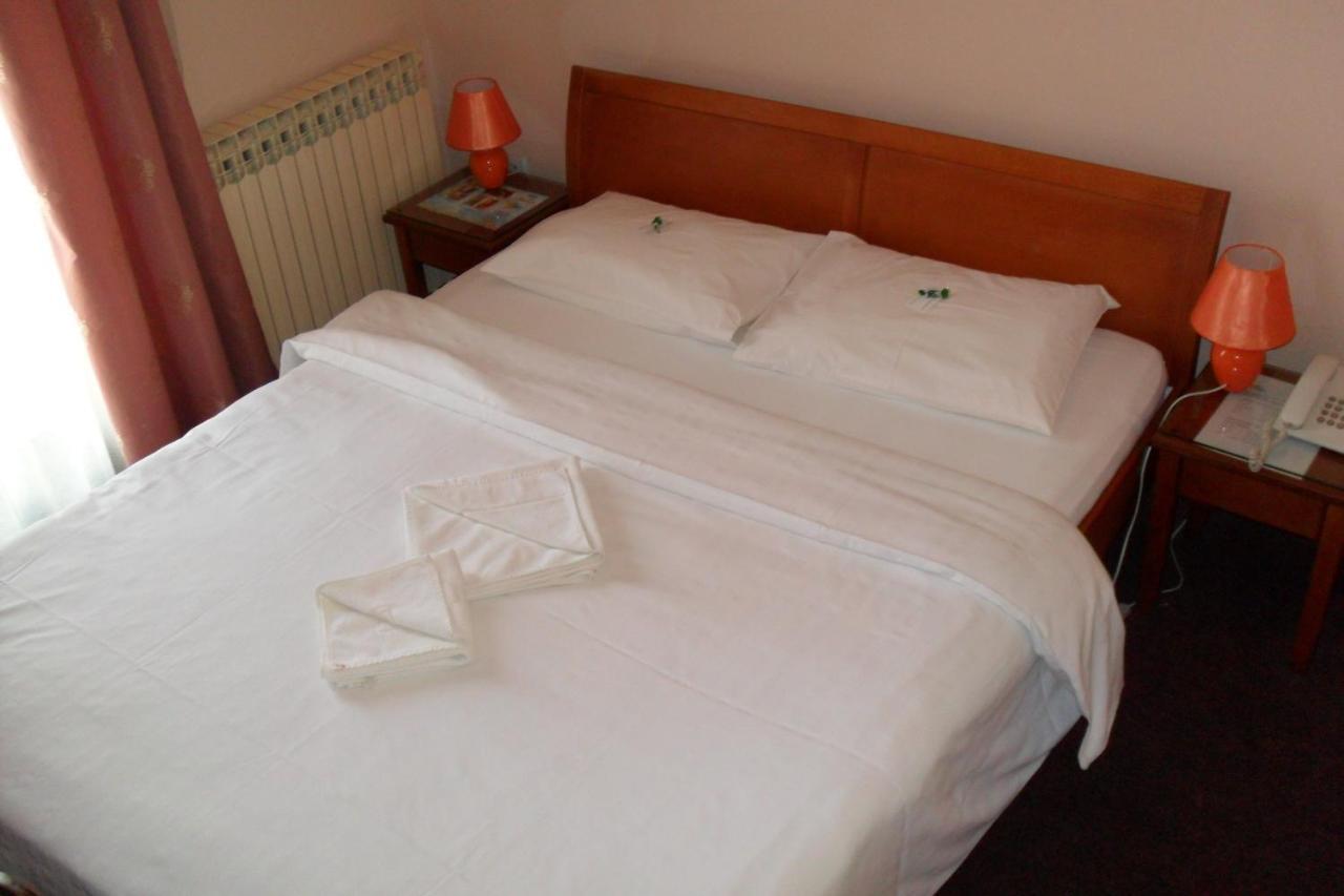 Hotel Vila Sunce Стара Пазова Стая снимка